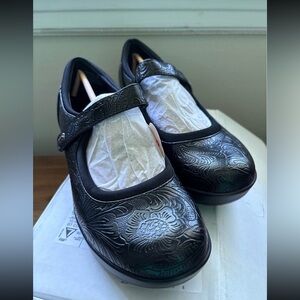 Baretraps Black Paisley Mary Jane Shoes – Size 10W (Brand New)
